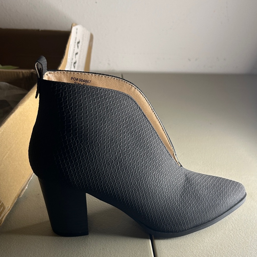 Journee Collection Bellamy Bootie (Black) Women's Shoes SZ 5.5 M